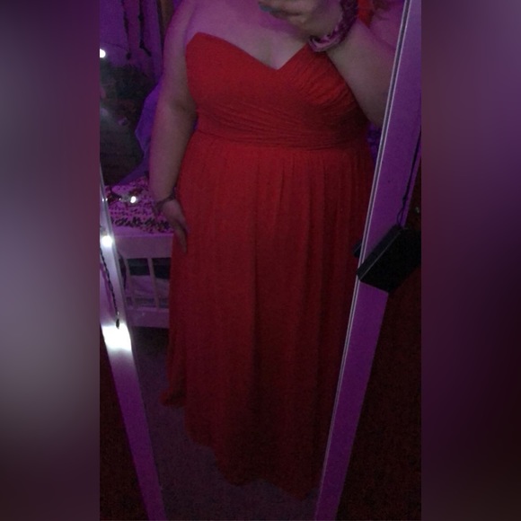Red full length formal dress bought brand new and only worn once, no chest pads - Picture 3 of 3